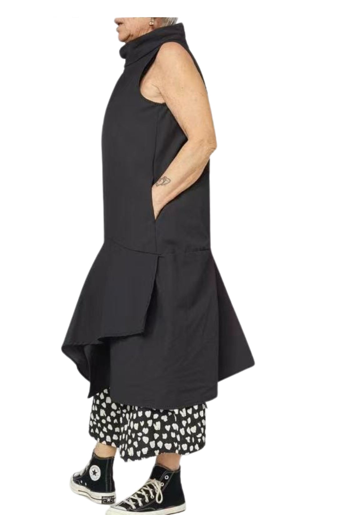 vestido negro wendy trendy con pliegues en la falda  conbinado con pantalos estampado de lunares