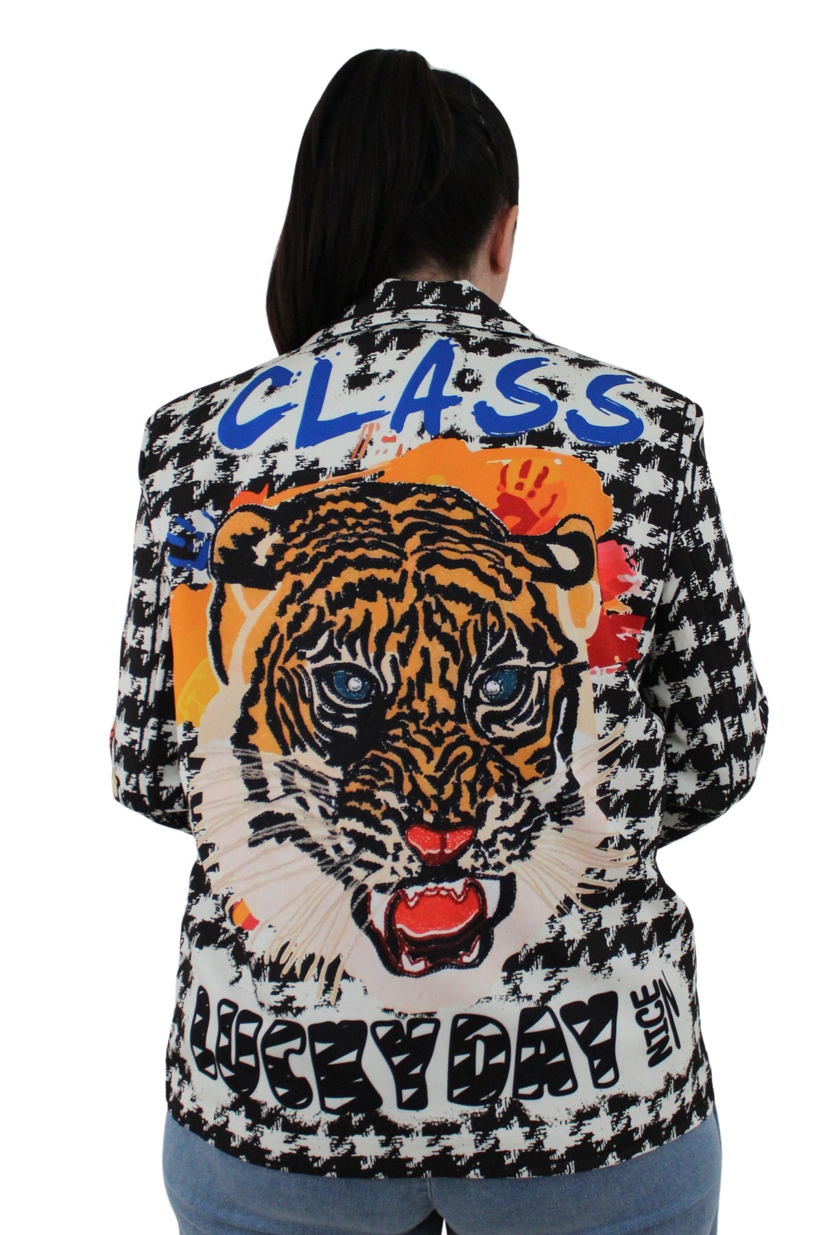 blazer estampada de tigre con texto class pintado en espalda