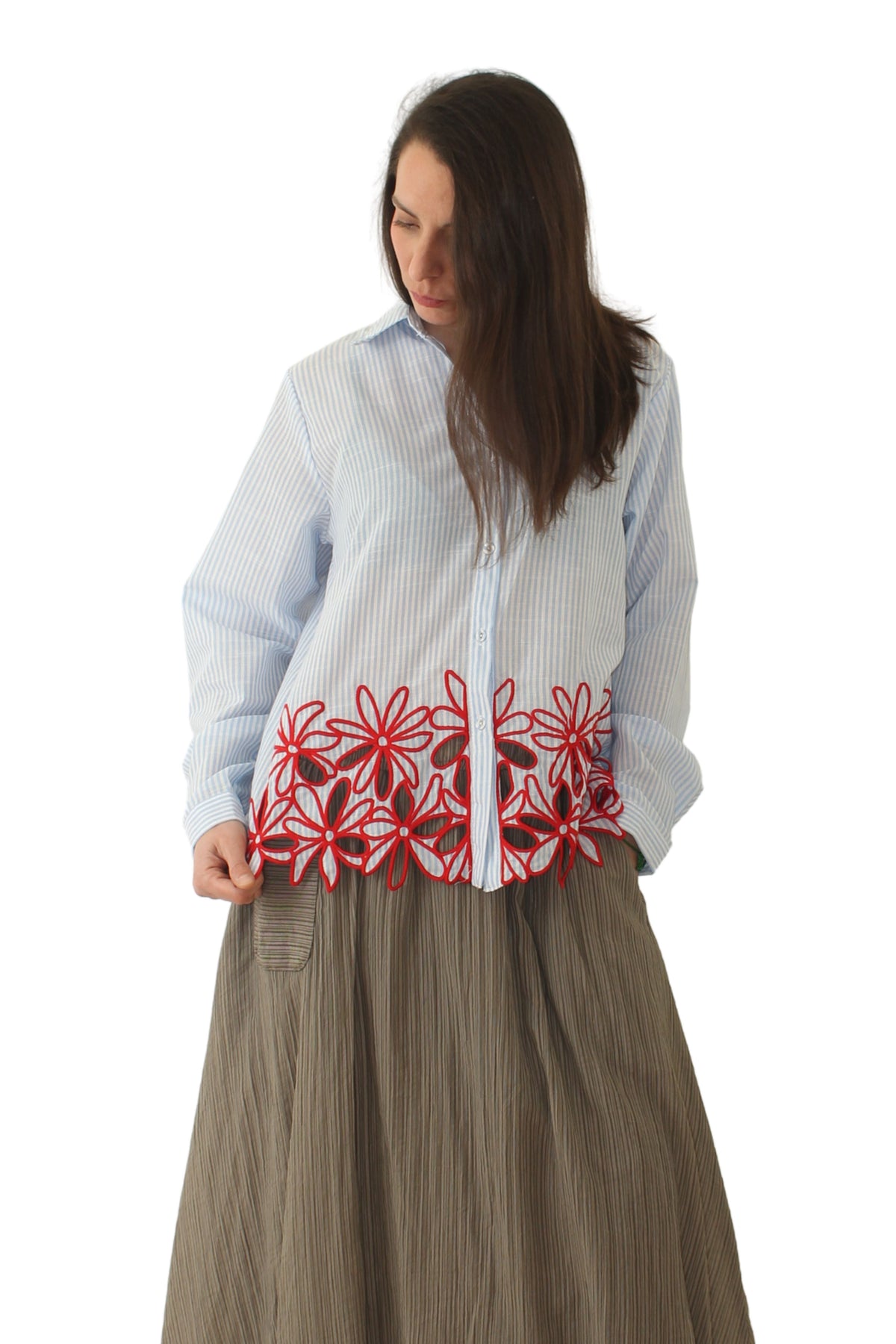 La camisa, un símbolo de elegancia actual y empoderamiento.