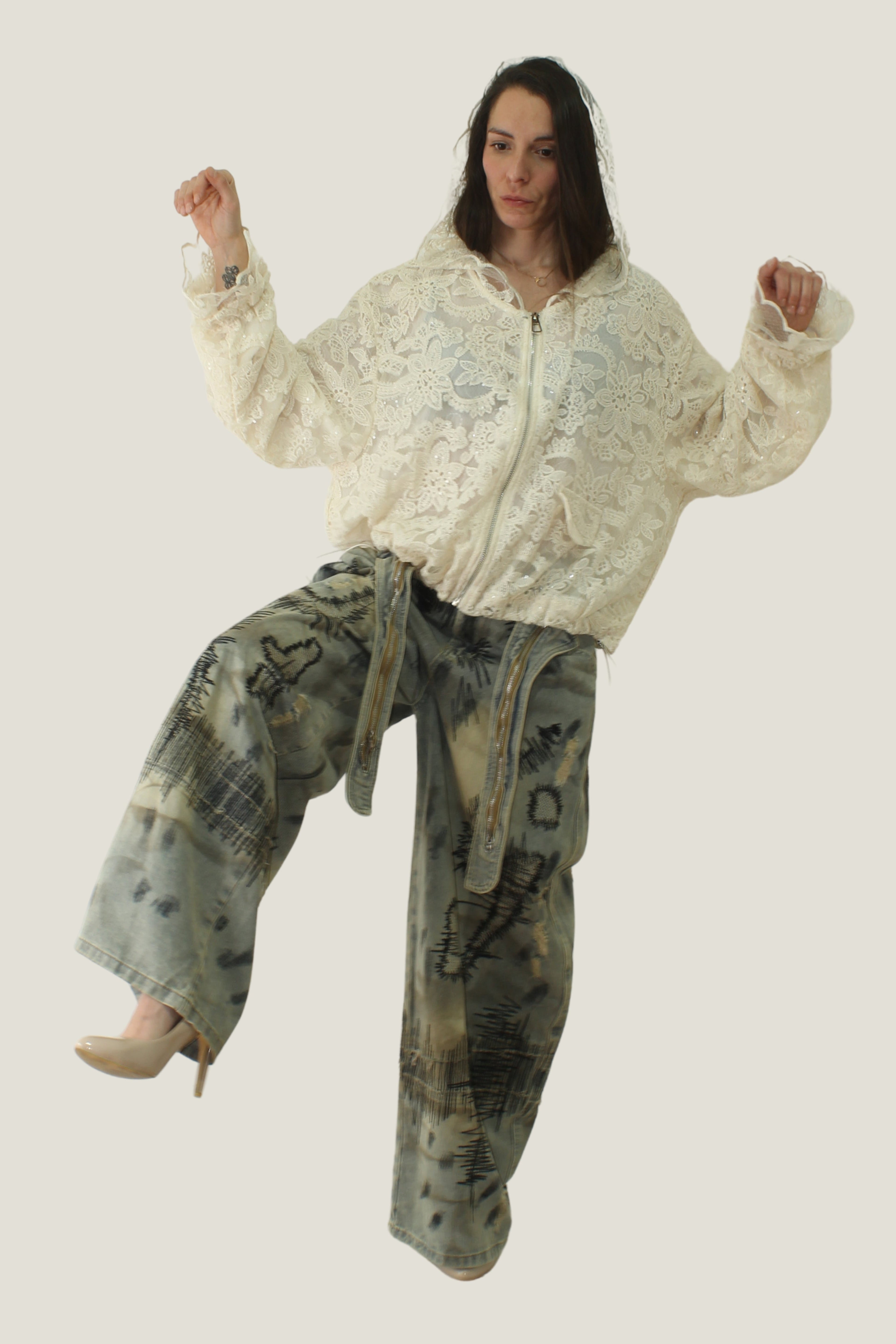 pantalon vaquero con chaqueta bomber de encaje de jot_madrid