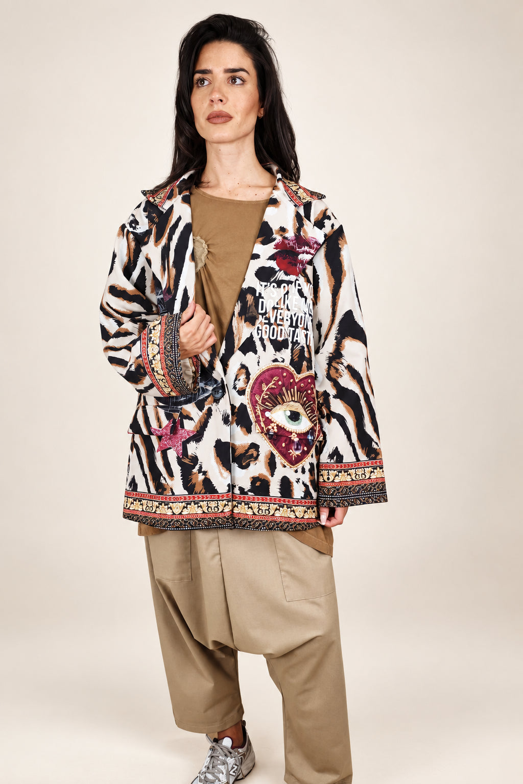 Blazer animal print con corazón y mensaje YOLYKKE