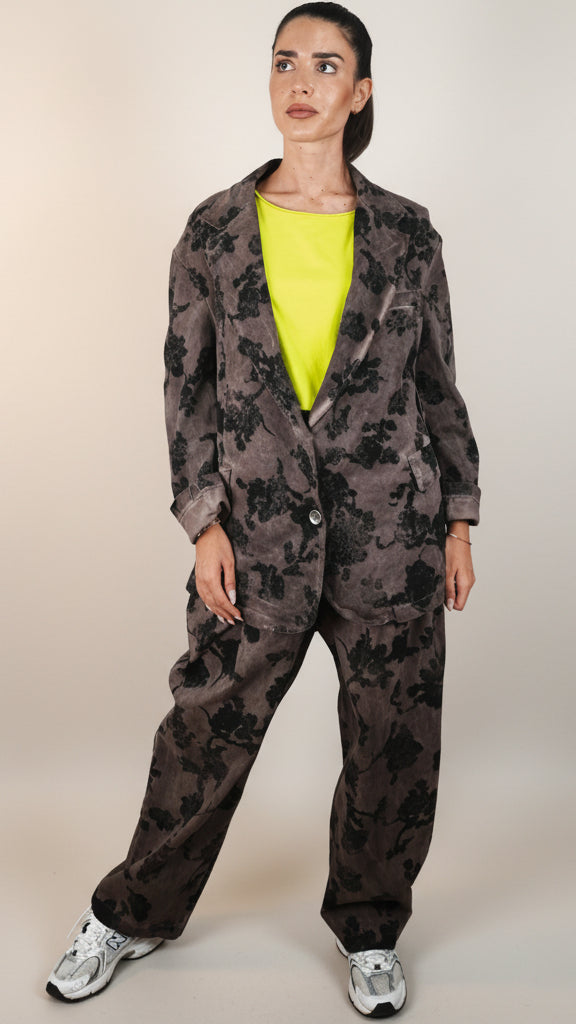 Blazer Yolykke Floral Marrón con Inspiración Japonesa