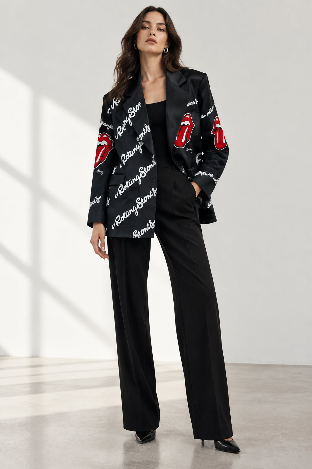 Blazer negro con labios rojos YOLYKKE