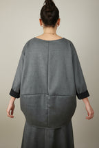 Top Oversize Paneles Diagonales Puño Negro Gris | Wendy Trendy