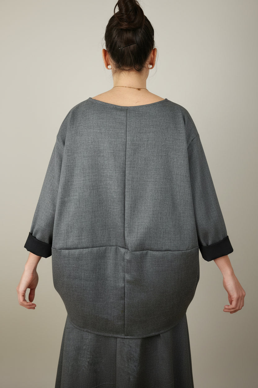 Top Oversize Paneles Diagonales Puño Negro Gris | Wendy Trendy