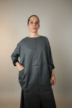 Top Oversize Paneles Diagonales Puño Negro Gris | Wendy Trendy