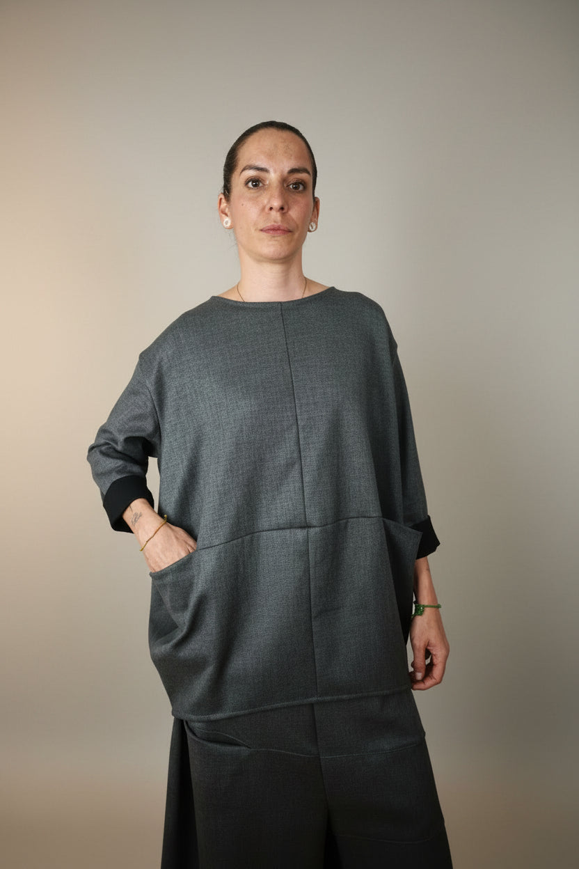 Top Oversize Paneles Diagonales Puño Negro Gris | Wendy Trendy