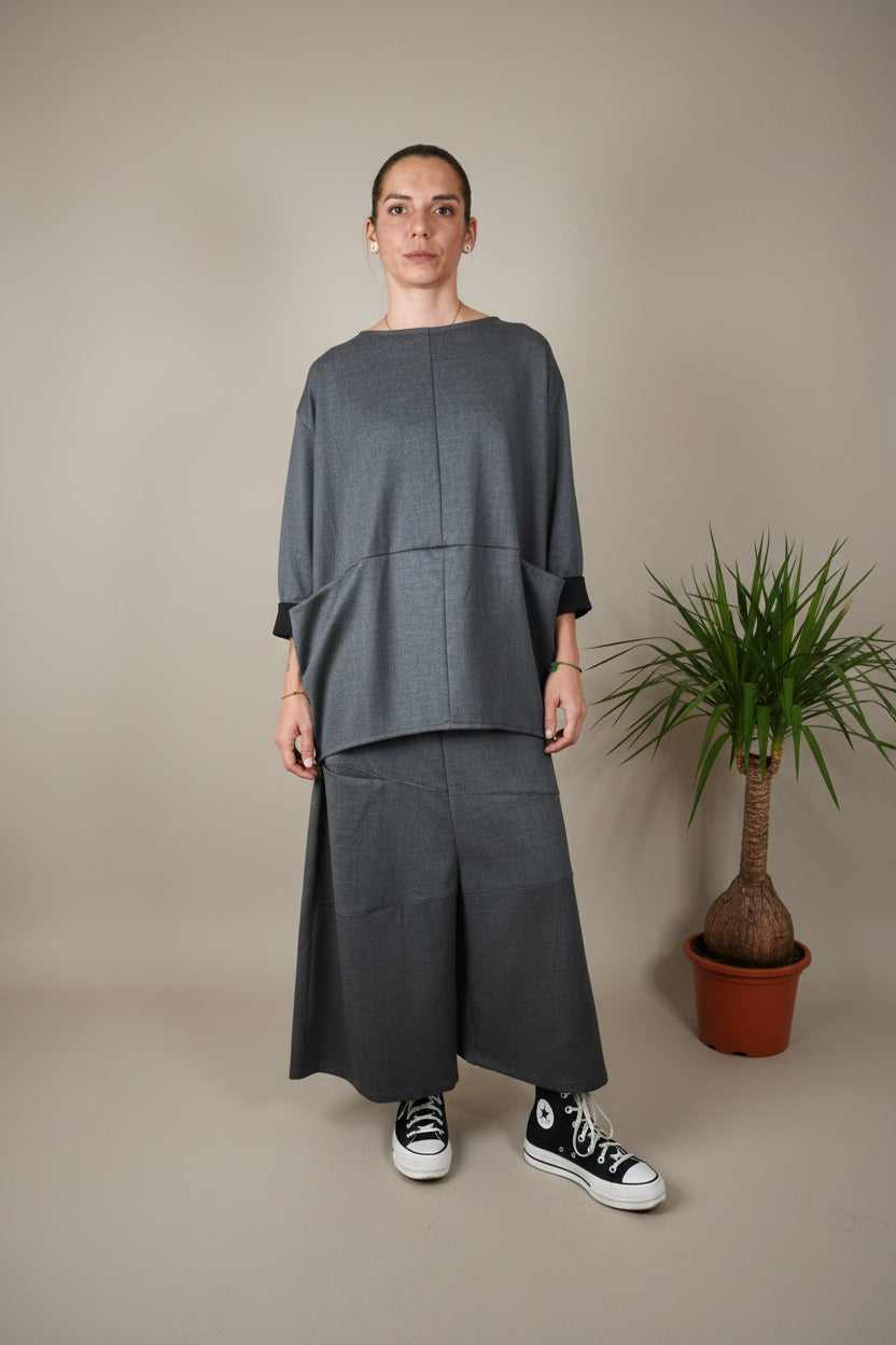 Top Oversize Paneles Diagonales Puño Negro Gris | Wendy Trendy