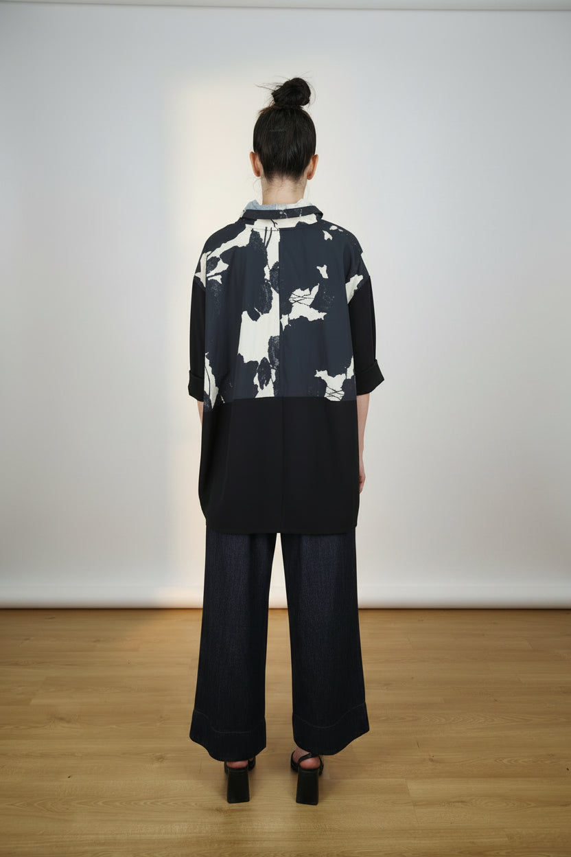 Top Dos Texturas Estampado Botánico Cuello Chimenea Negro | Wendy Trendy