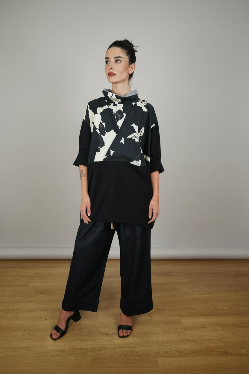 Top Dos Texturas Estampado Botánico Cuello Chimenea Negro | Wendy Trendy