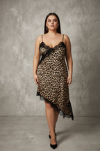 Vestido Lencero Curvy Satén Encaje Floral Asimétrico | YOLYKKE
