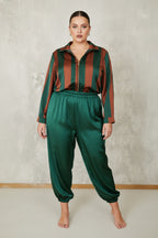 Conjunto Curvy Bomber Rayas + Jogger Satén Verde Botella | YOLYKKE