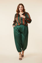 Conjunto Curvy Bomber Rayas + Jogger Satén Verde Botella | YOLYKKE