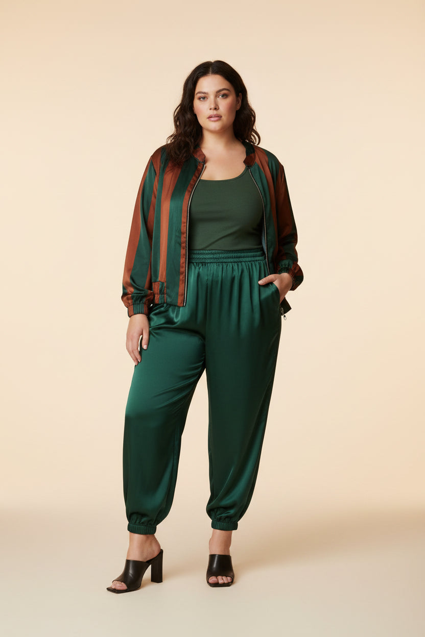 Conjunto Curvy Bomber Rayas + Jogger Satén Verde Botella | YOLYKKE