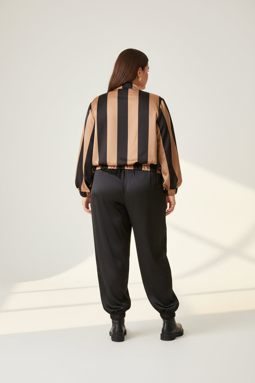 Conjunto Curvy Bomber Rayas Negro Dorado + Jogger Satén Negro | YOLYKKE