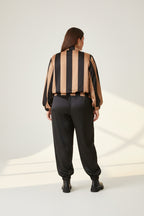 Conjunto Curvy Bomber Rayas Negro Dorado + Jogger Satén Negro | YOLYKKE