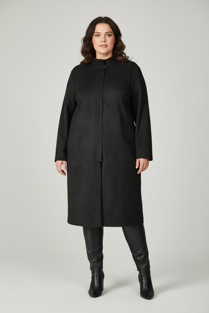 Abrigo Largo Antelina Negro Liso Cremallera Cuello Mao Curvy | YOLYKKE
