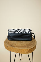 Bolso Bandolera 100% Cuero Cebra Pelo Solapa Asa Larga | YOLYKKE