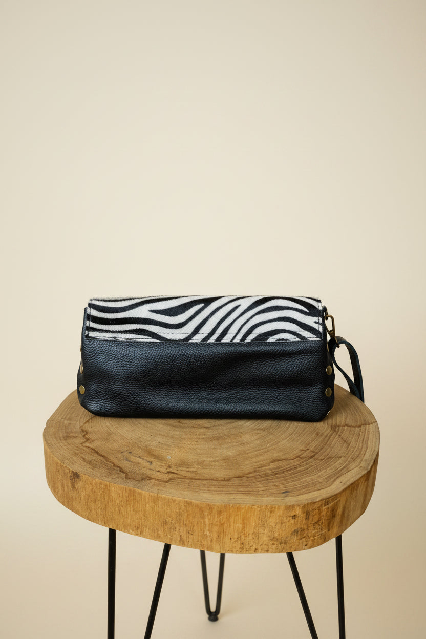 Bolso Bandolera 100% Cuero Cebra Pelo Solapa Asa Larga | YOLYKKE