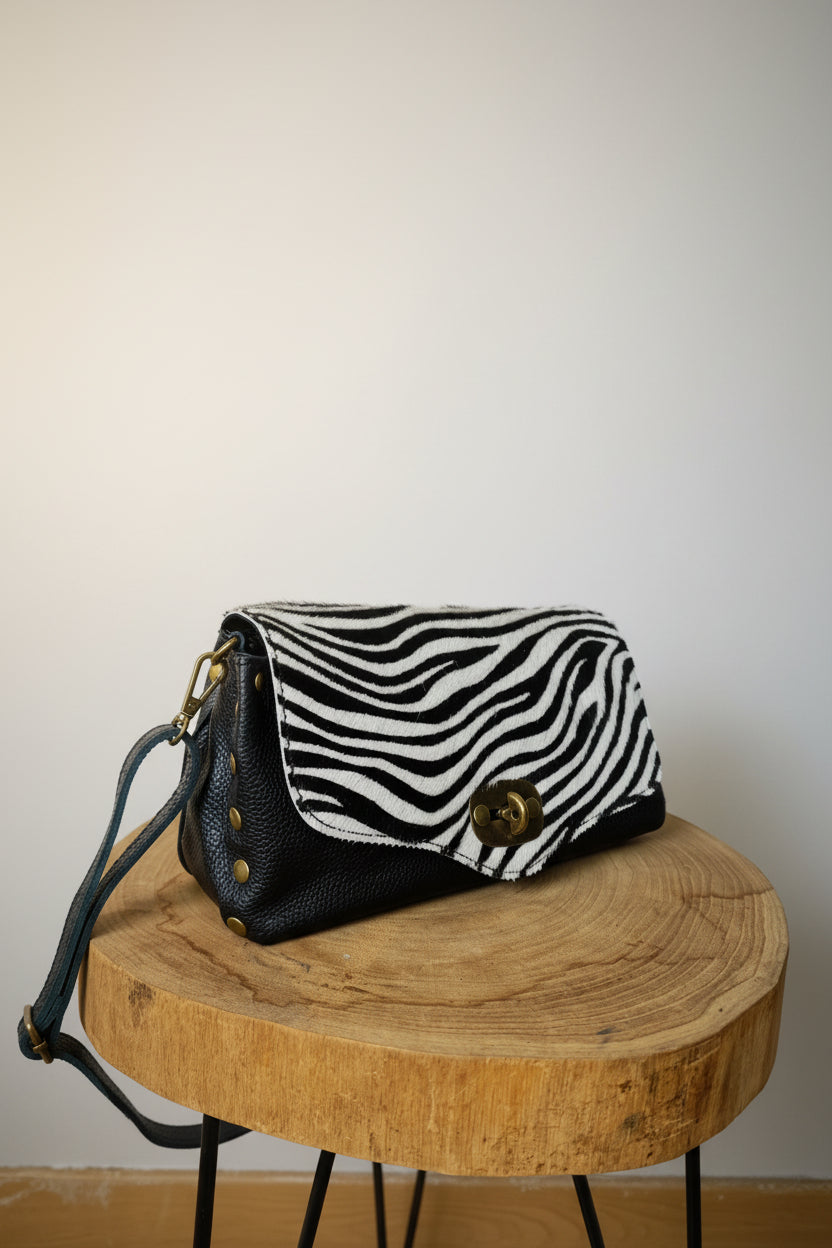 Bolso Bandolera 100% Cuero Cebra Pelo Solapa Asa Larga | YOLYKKE