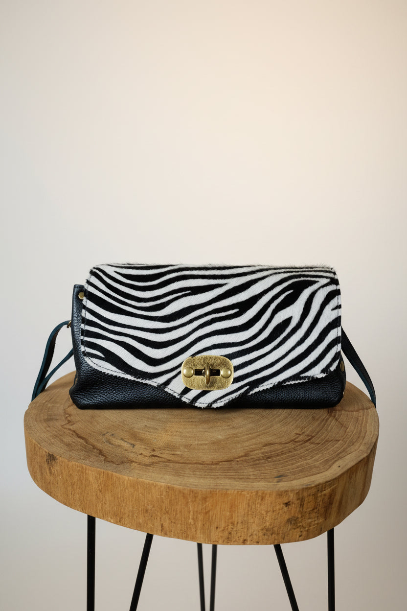 Bolso Bandolera 100% Cuero Cebra Pelo Solapa Asa Larga | YOLYKKE