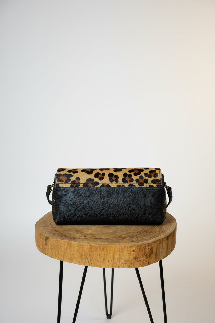 Bolso Bandolera 100% Cuero Leopardo Pelo Solapa Asa Larga | YOLYKKE