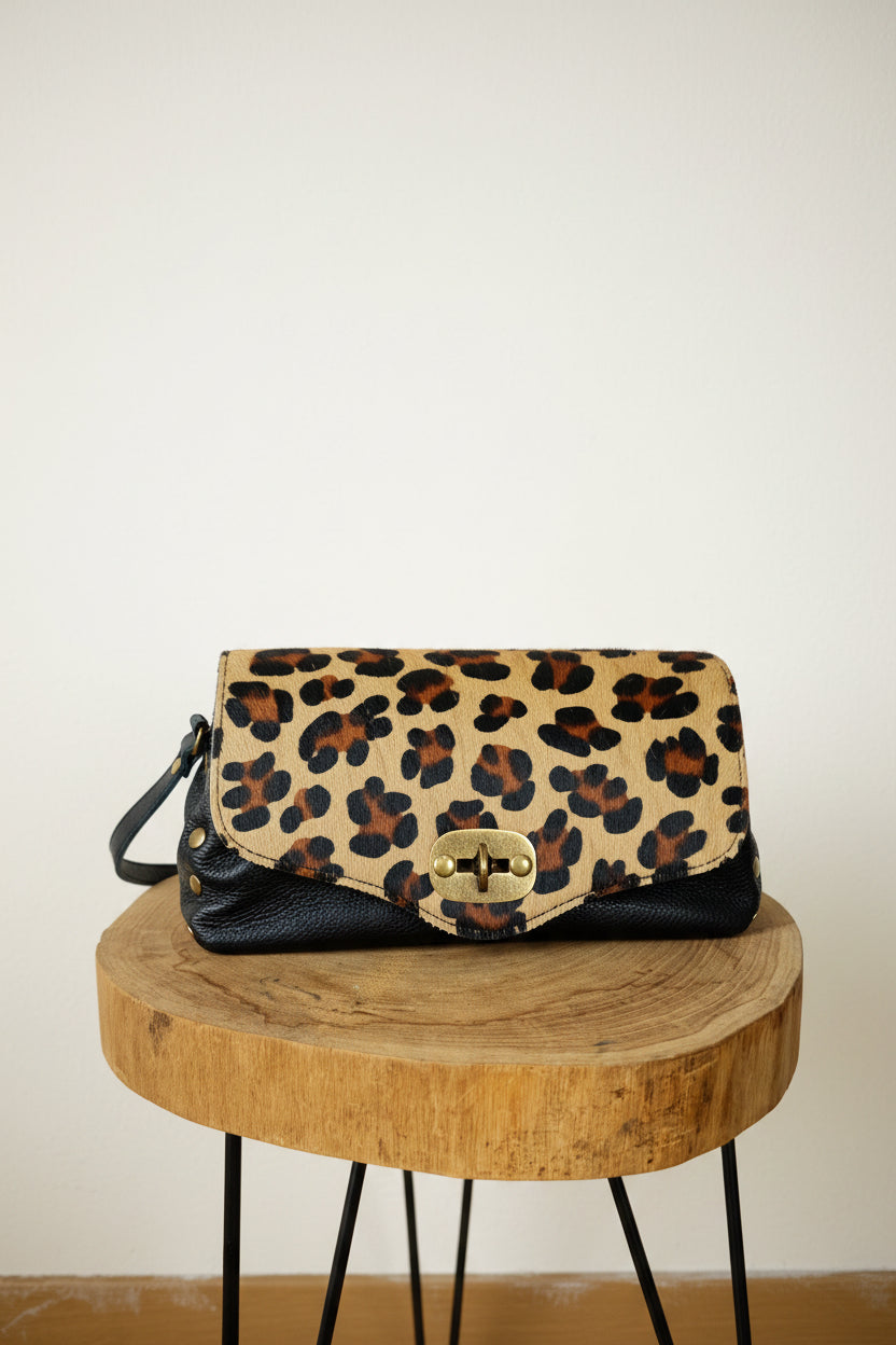 Bolso Bandolera 100% Cuero Leopardo Pelo Solapa Asa Larga | YOLYKKE
