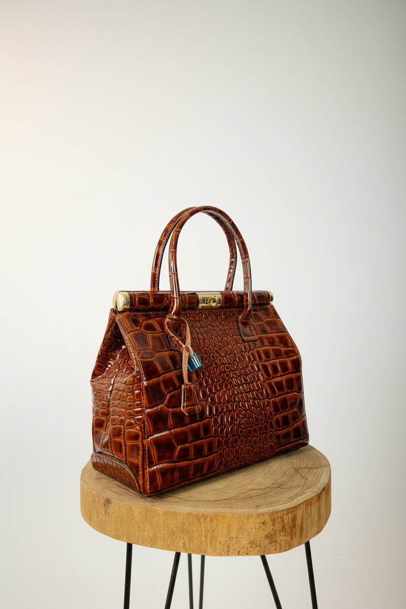 Bolso Tote Cuero Grabado Cocodrilo Lacado Marrón Cognac Herrajes Dorados | YOLYKKE