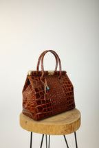 Bolso Tote Cuero Grabado Cocodrilo Lacado Marrón Cognac Herrajes Dorados | YOLYKKE