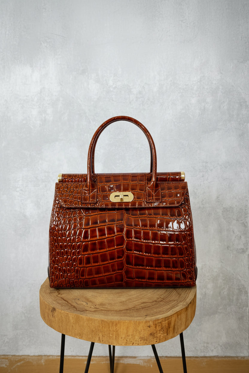 Bolso Tote Cuero Grabado Cocodrilo Lacado Marrón Cognac Herrajes Dorados | YOLYKKE