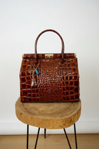 Bolso Tote Cuero Grabado Cocodrilo Lacado Marrón Cognac Herrajes Dorados | YOLYKKE