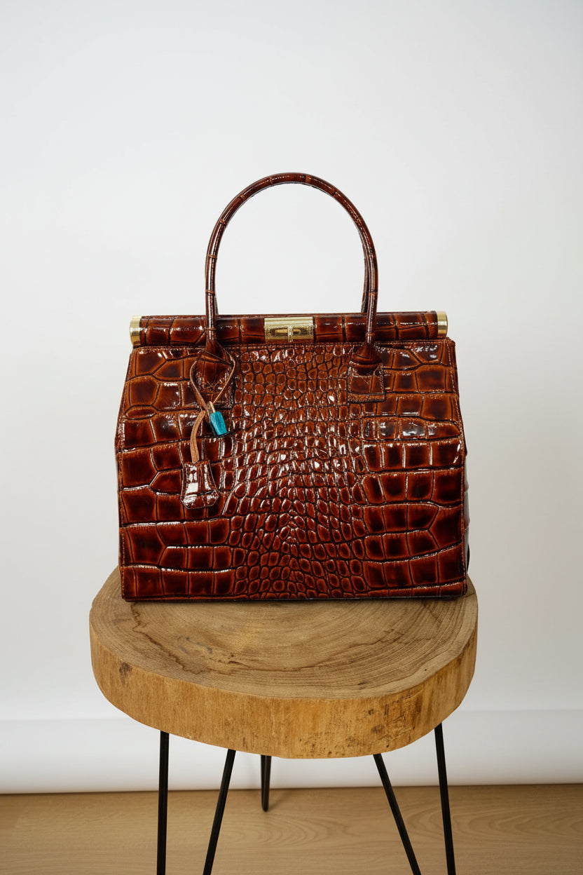 Bolso Tote Cuero Grabado Cocodrilo Lacado Marrón Cognac Herrajes Dorados | YOLYKKE