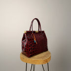 Bolso Tote Cuero Grabado Cocodrilo Lacado Burdeos Herrajes Dorados | YOLYKKE