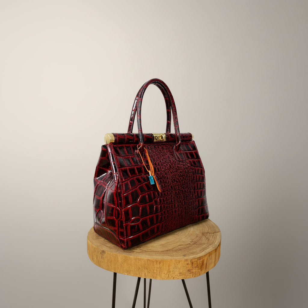 Bolso Tote Cuero Grabado Cocodrilo Lacado Burdeos Herrajes Dorados | YOLYKKE