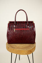 Bolso Tote Cuero Grabado Cocodrilo Lacado Burdeos Herrajes Dorados | YOLYKKE