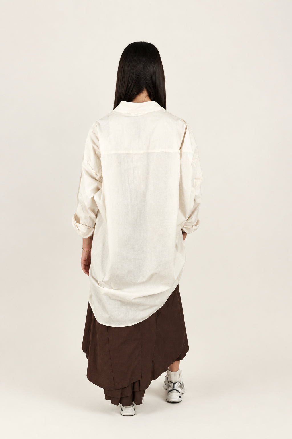 Camisa blanca larga de corte amplio