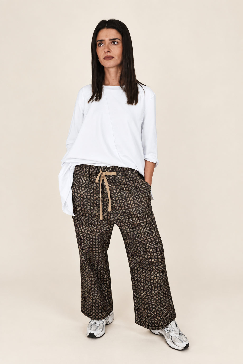 Pantalón de cuadros marrones de pernera ancha