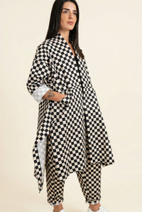 Capa larga de estampado damero blanco y negro con silueta amplia y bajo con picos