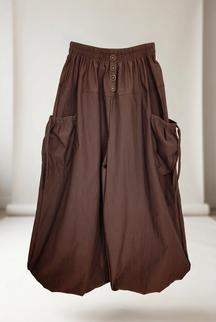 Pantalón Globo Marrón con Bolsillos Laterales y Botones | Nefelibata