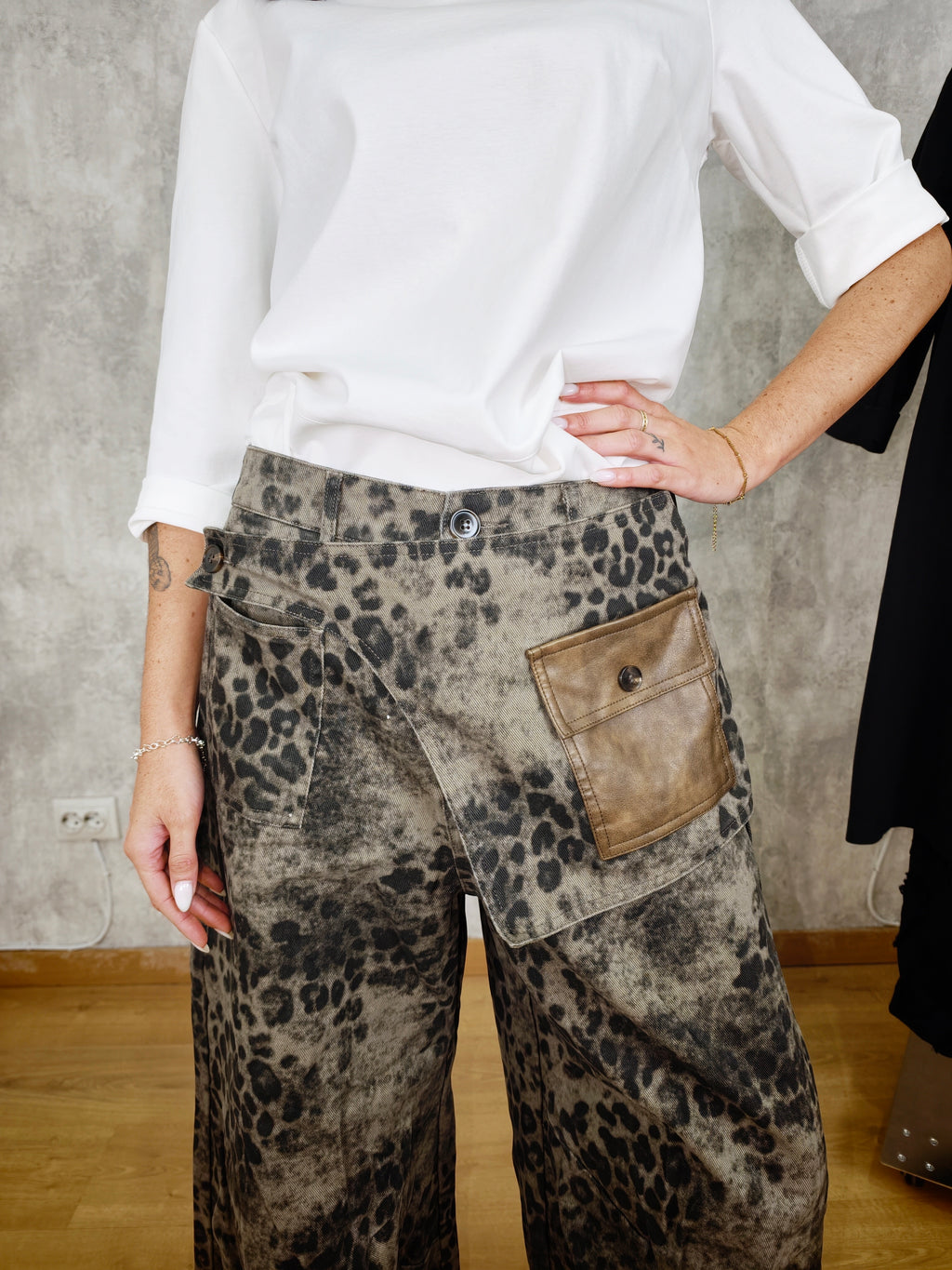 Pantalón Vaquero Animal Print con Riñonera Lateral | Nefelibata