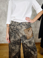 Pantalón Vaquero Animal Print con Riñonera Lateral | Nefelibata