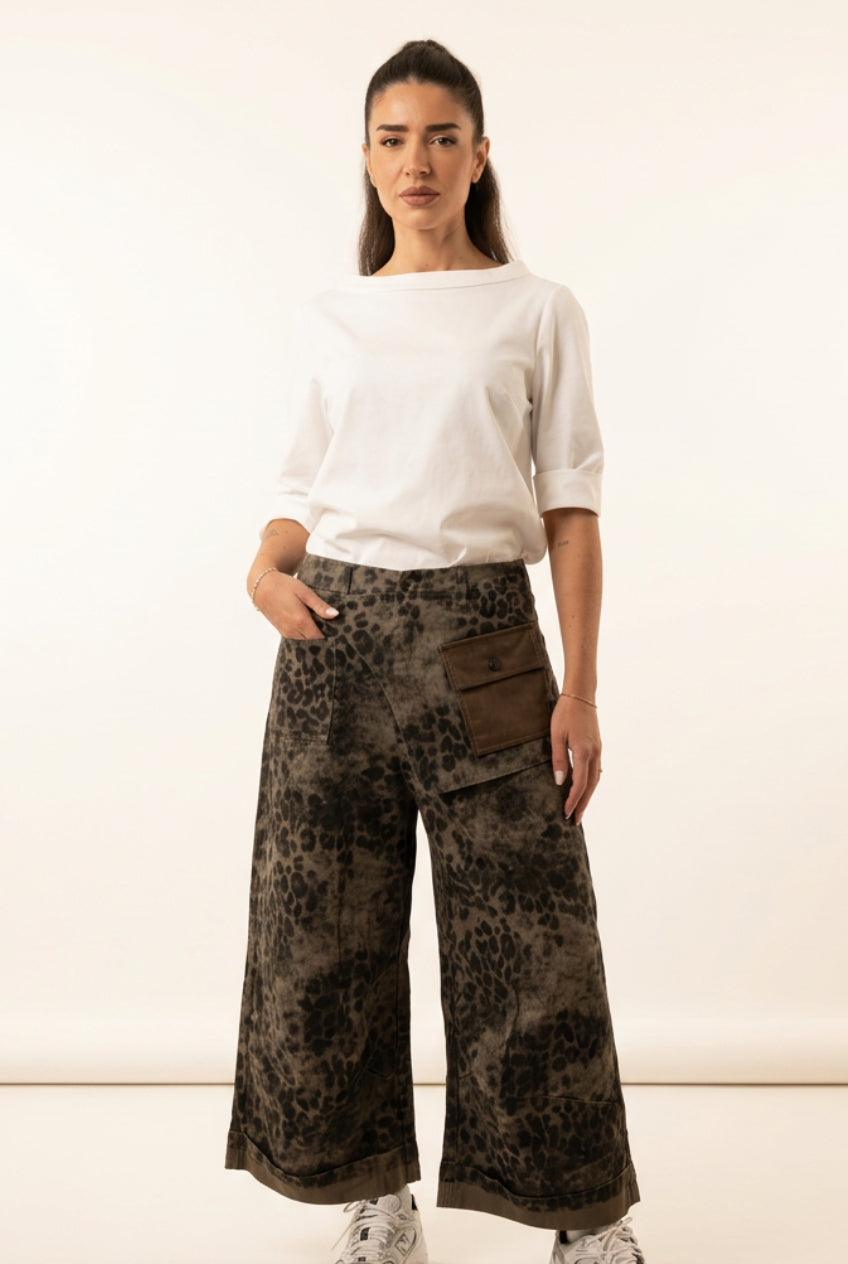 Pantalón Vaquero Animal Print con Riñonera Lateral | Nefelibata