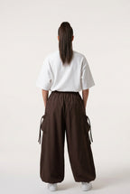 Pantalón Globo Marrón con Bolsillos Laterales y Botones | Nefelibata