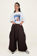 Pantalón Globo Marrón con Bolsillos Laterales y Botones | Nefelibata