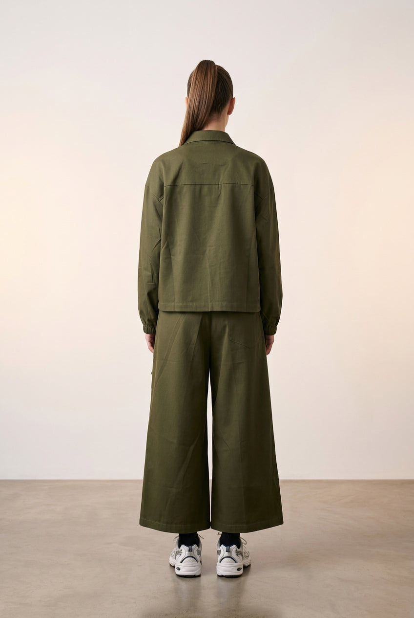 Conjunto de camisa y pantalón amplio con detalles cargo