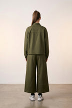 Conjunto de camisa y pantalón amplio con detalles cargo