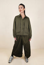 Conjunto de camisa y pantalón amplio con detalles cargo