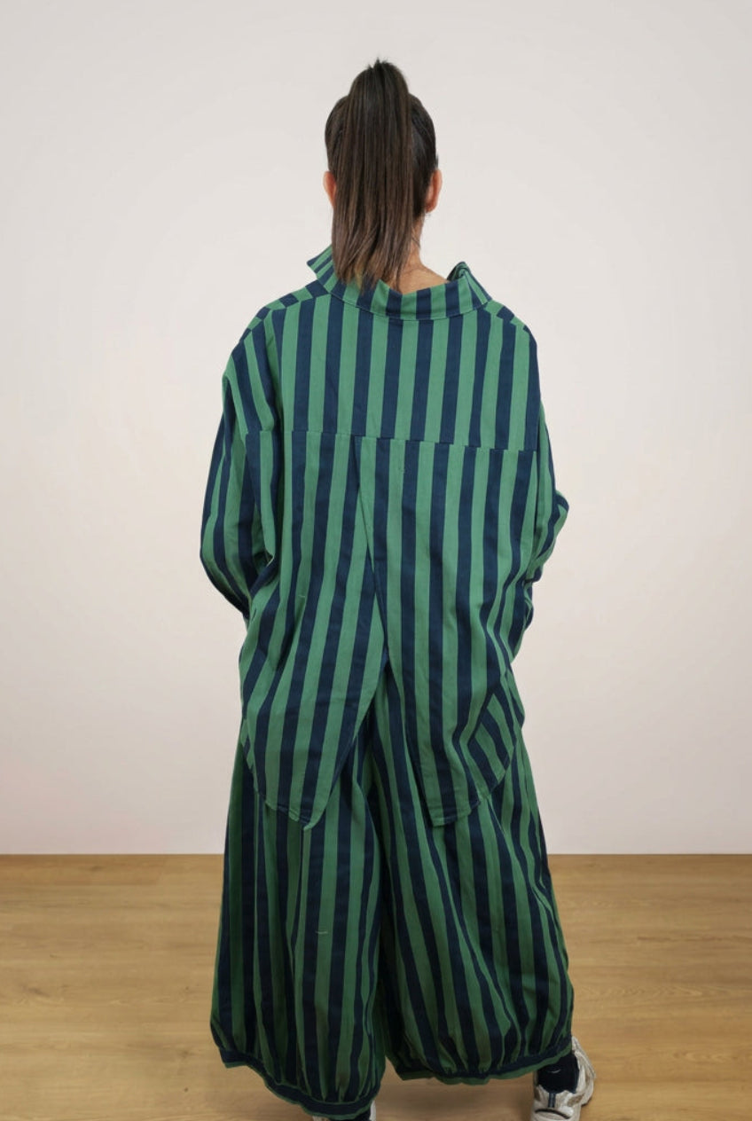 Conjunto de rayas con camisa asimétrica y pantalón globo Nefelibata
