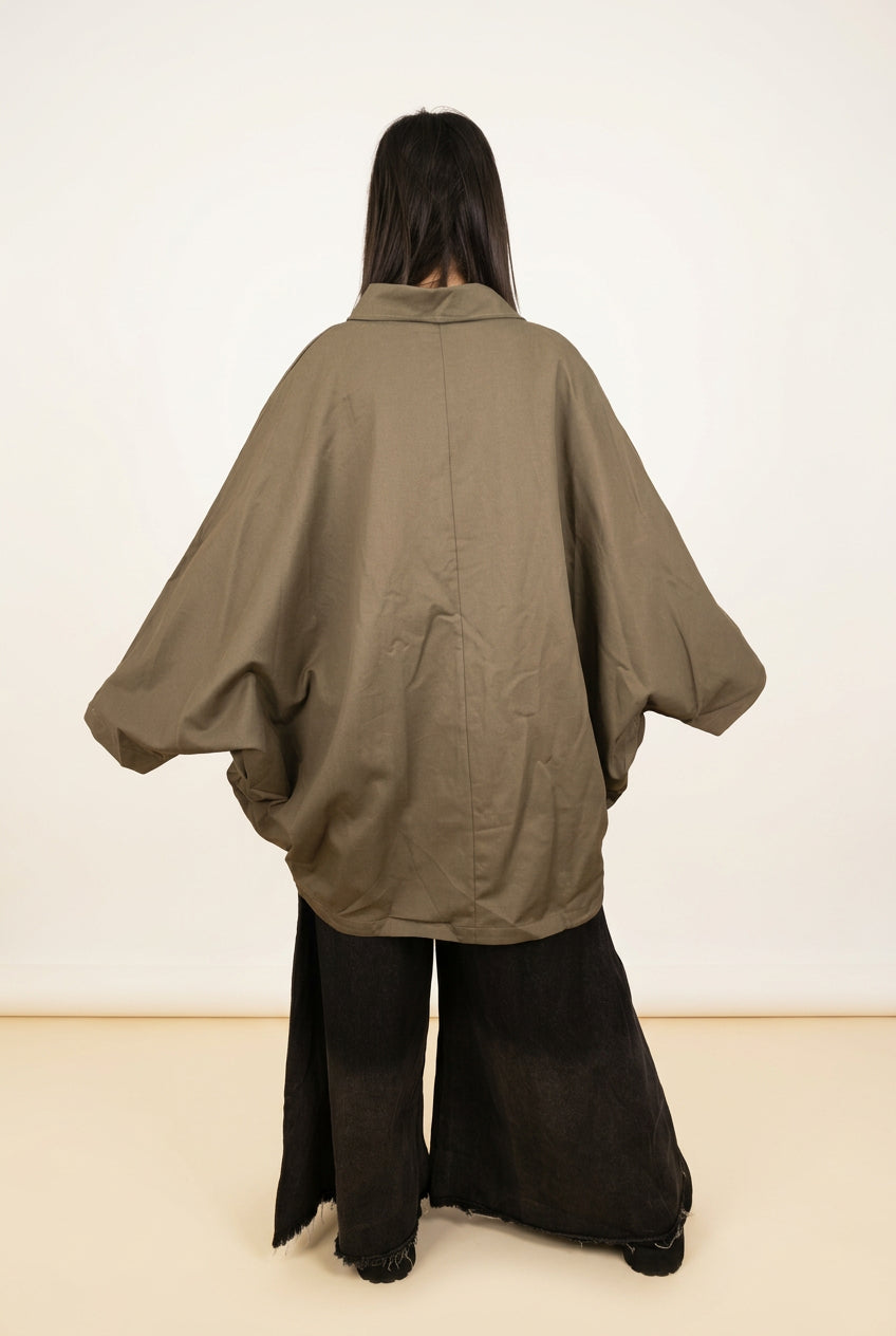 Camisa de manga murciélago con bolsillos semicirculares Nefelibata
