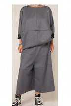 Top Oversize Paneles Diagonales Puño Negro Gris | Wendy Trendy